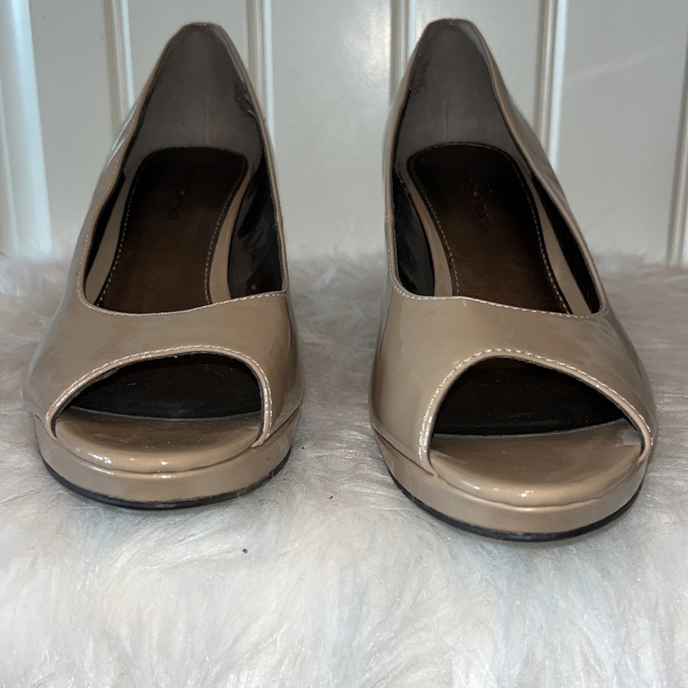 Bandolino peep toe tan taupe neutral faux patent leather heel pump size 8.5 - Picture 2 of 11